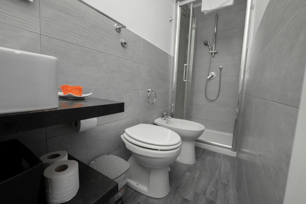 Donna Chiara Holiday House - Toledo Наполи Екстериор снимка